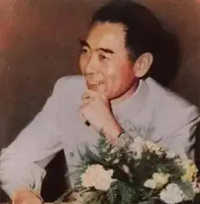 1958年，周总理的弟弟周恩寿要回老家修房子，正好在院子里碰到了刚开完会的周总理