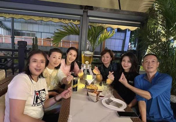 中国女排''白银一代''的聚餐照：我一眼就认出了喜容绽放的孙玥，略显丰腴的李艳，