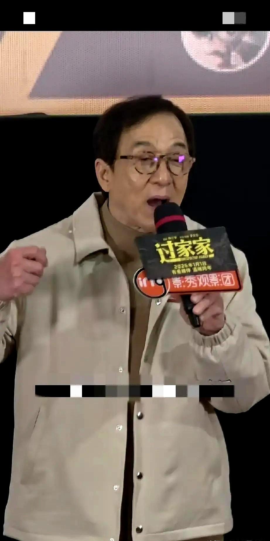 成龙跟他儿子房祖名，现在彻底断联了。71岁的成龙在新电影发布会上，自己说的，