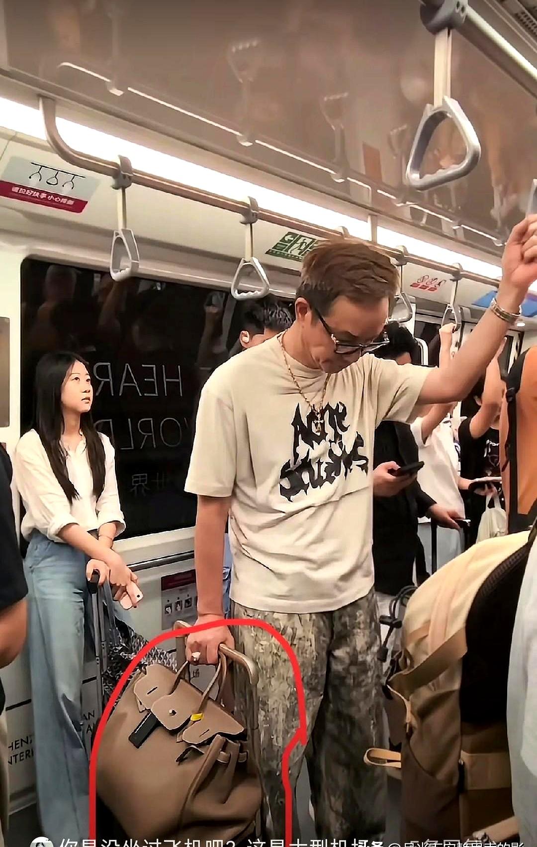 拎着十几万的爱马仕去挤机场摆渡车，这是什么新式凡尔赛？最近，64岁的前上海首富
