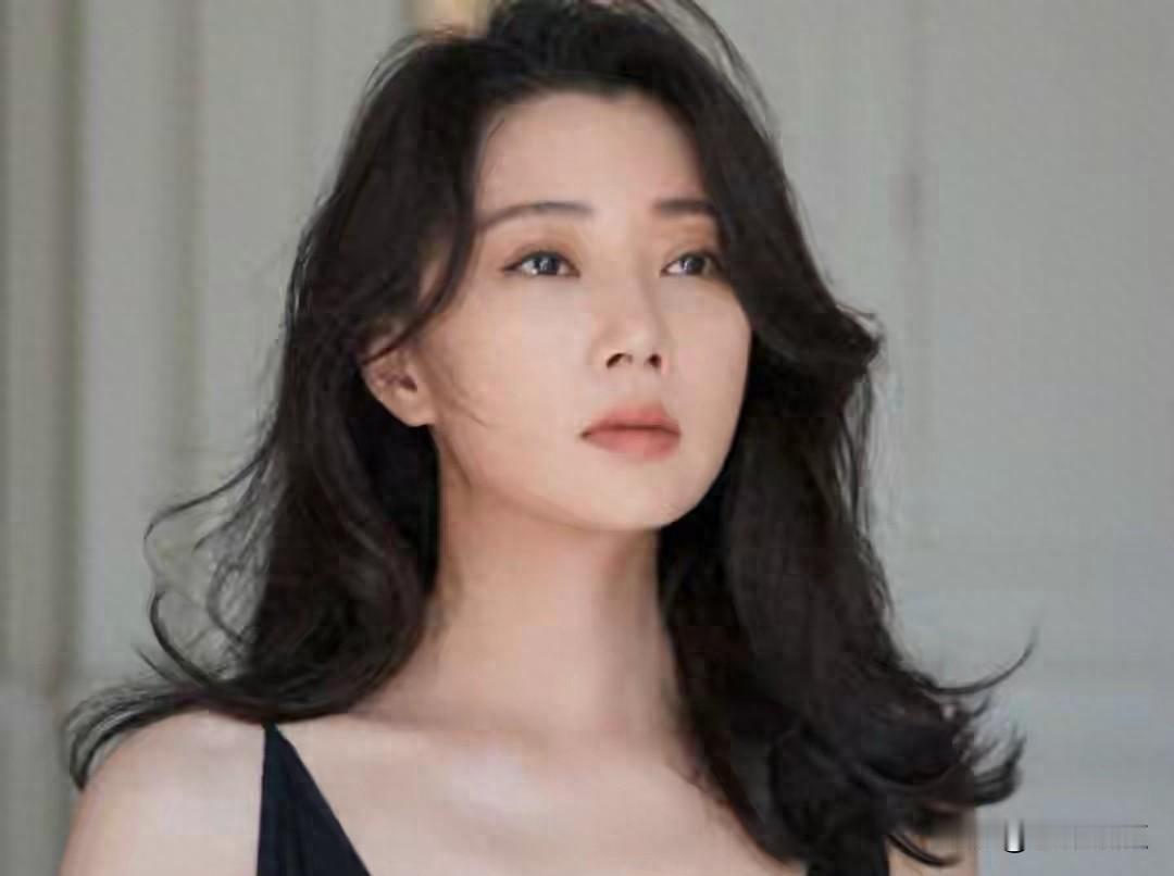 45岁，演戏比20岁还拼，她怎么不老？她开阿斯顿·马丁买江景别墅，却从不晒单；