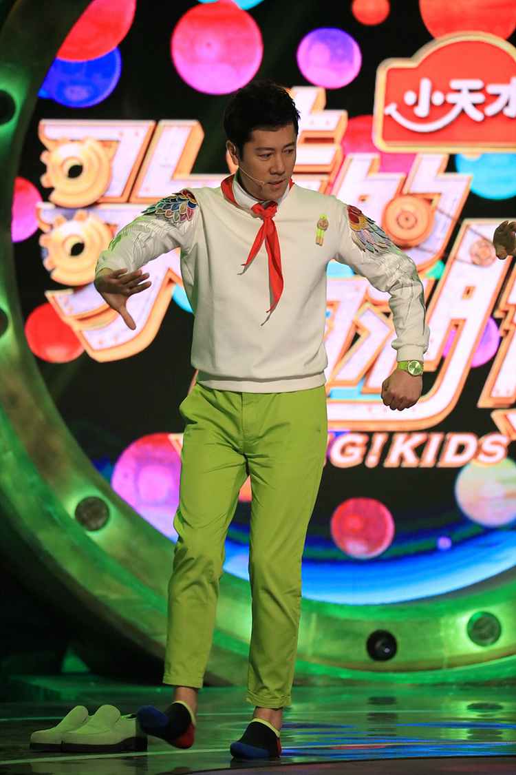舞台上拿着吉他、自弹自唱的小男孩是来自山西太原的刘济玮。今年11岁的他带来了一首以诗化歌的原创歌曲《诗意少年》,充满才情的作品让现场的辅导员们赞不绝口。小小年纪就能写歌,刘济玮却自称自己的音乐是体育老师教的。原来,他父亲是喜欢音乐的体育老师,母亲是语文老师,从小接受家庭熏陶,养成了对诗歌与音乐的浓厚兴趣。 他把诗歌写进歌里原创而成的《诗意少年》,令伊能静激动得连称小济玮的歌声就如空气净化器:特别清新、声音里带着一种自由和勇敢。现场,才华横溢的济玮更是效仿古人以诗谱曲,用动听的即兴旋律巧