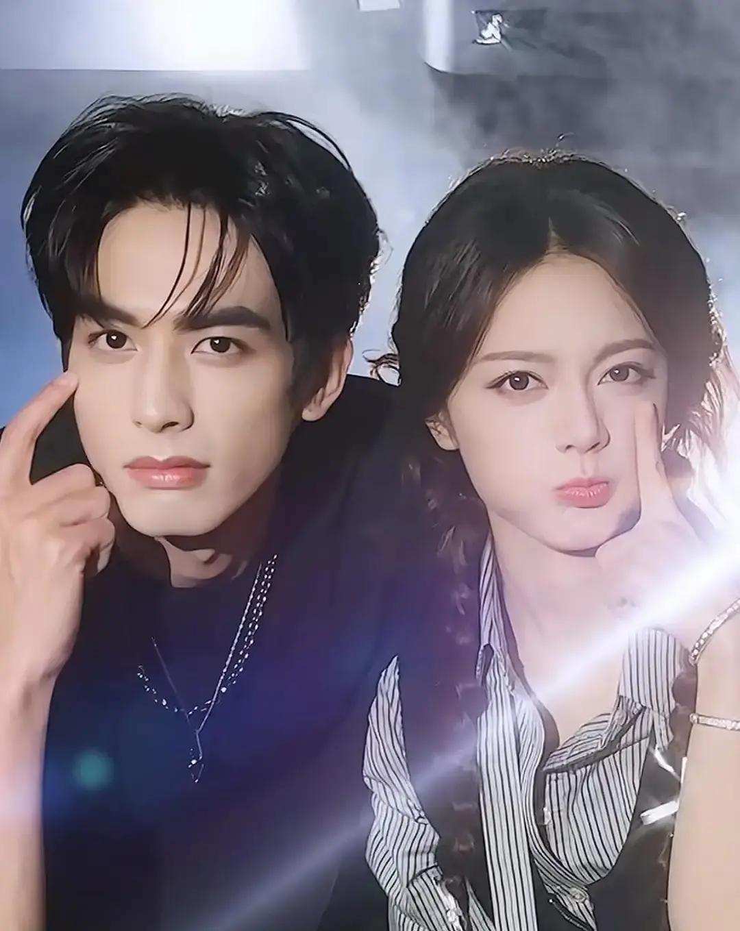 8月20号威尼斯红毯，宋威龙赵今麦隔着半米也出片外媒镜头里，两人没牵手没对