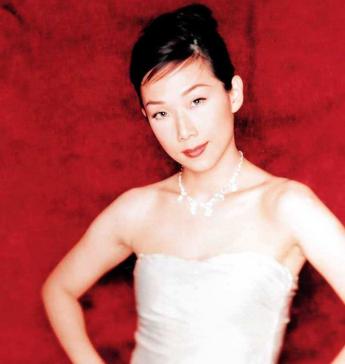 林忆莲年轻时和美完全不沾边，甚至有点“丑”，小眼睛有点龅牙，眼睛小到是一条线，