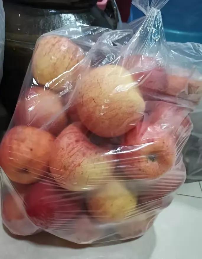 奉劝大家别再被低价套路，看似划算的水果，买回家全是糟心事。前几天见大妈蹲路