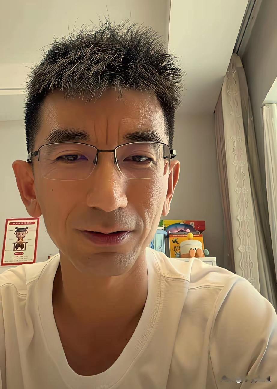有个事，一直不敢说，其实孙东旭这次直播出圈，不是因为卖书多厉害，而是他终于卸