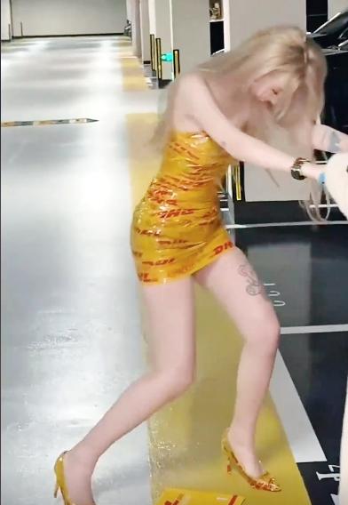 哎呀，我的天，哈哈。纯手工打造原生态物流胶带超短裙，一个字:绝！千万不要让西方