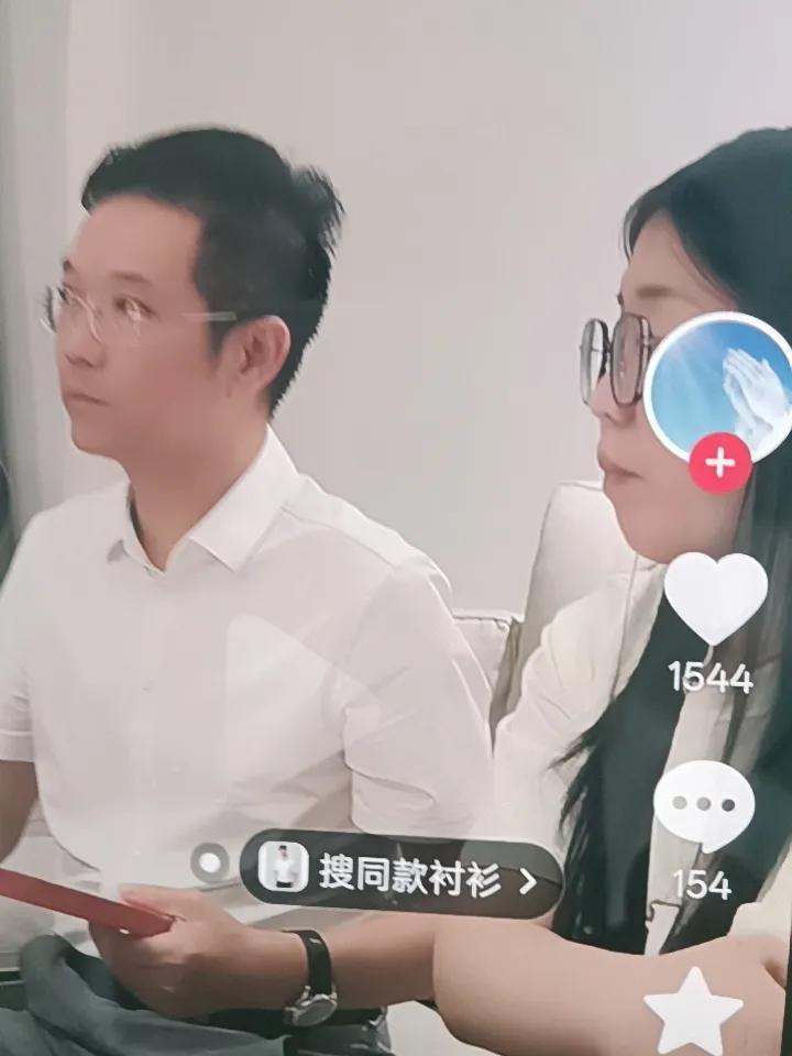 媒体向李圣、小魏提问：错换事件发生厚，医院的态度如何？媒体说，从前期你们跟医院