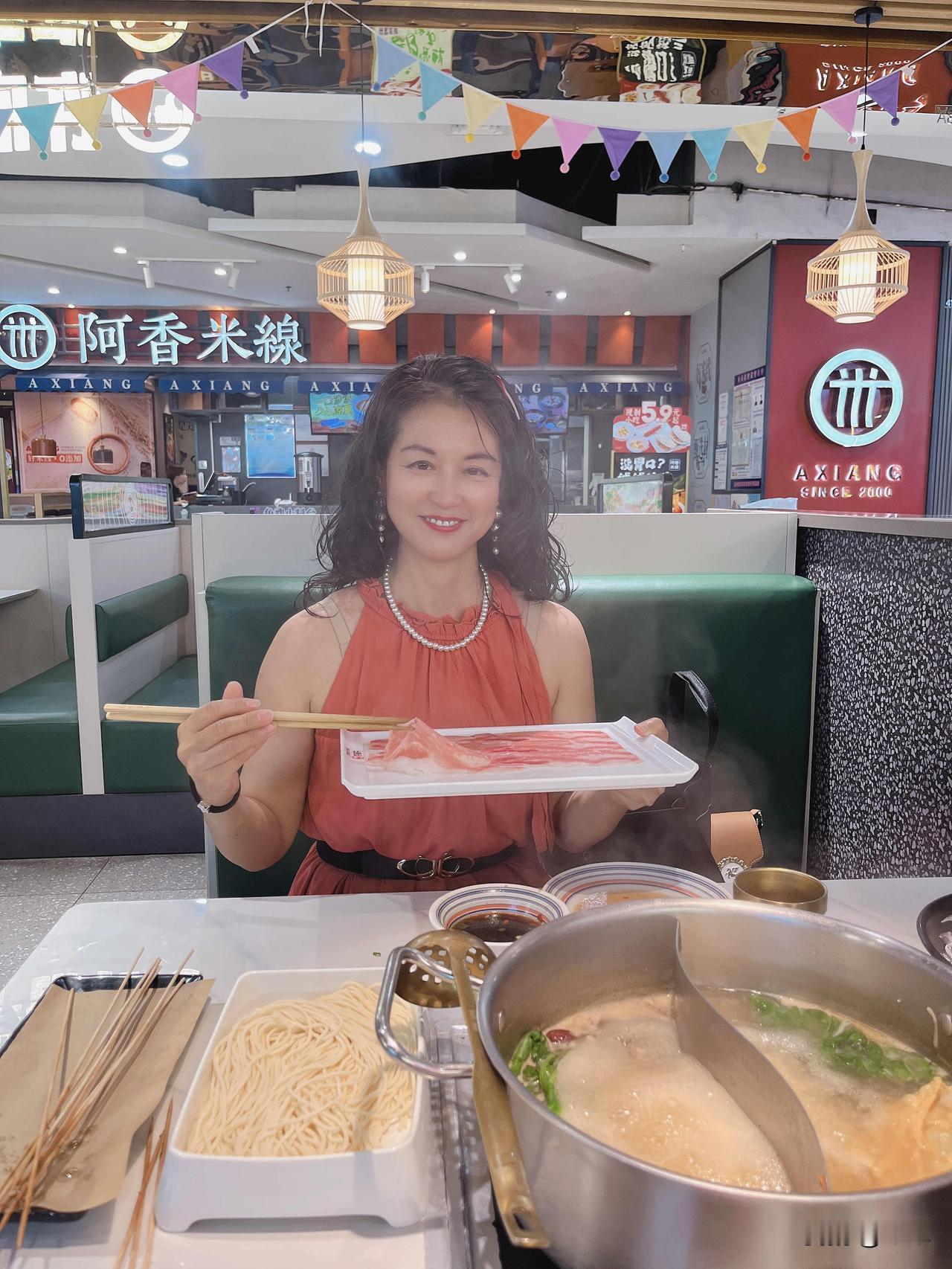 我今年53岁了，我的消费观念现在就是以吃为主，想吃什么？我不吝啬花钱，但是买别的