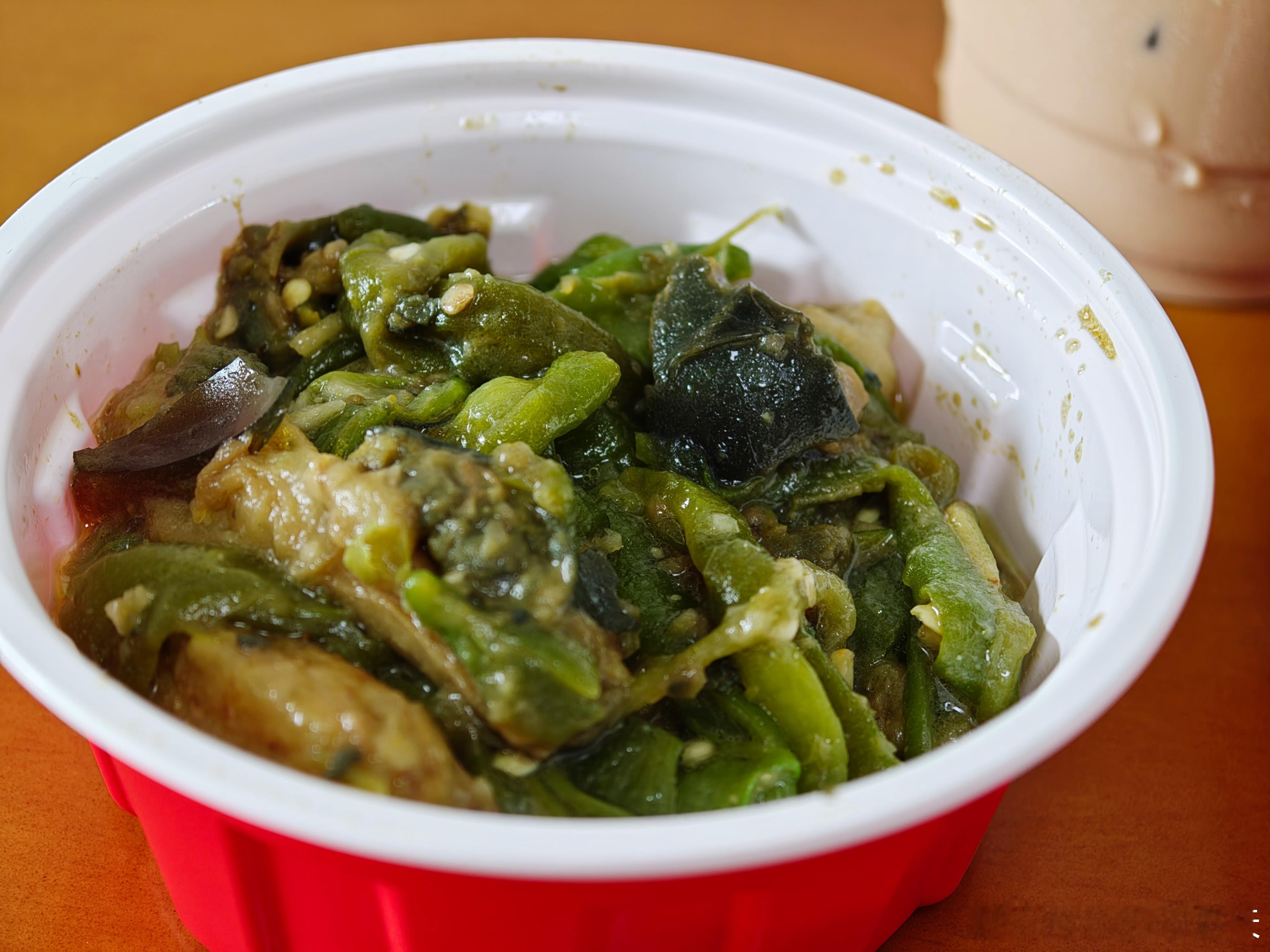 今天中午吃什么？擂辣椒皮蛋、油豆腐红烧肉烧辣椒皮蛋是我最爱的湘菜之一，每次下馆子