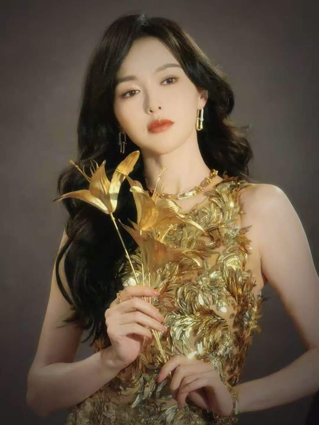 唐嫣金色超闪亮片裙哇好闪的金色！唐嫣