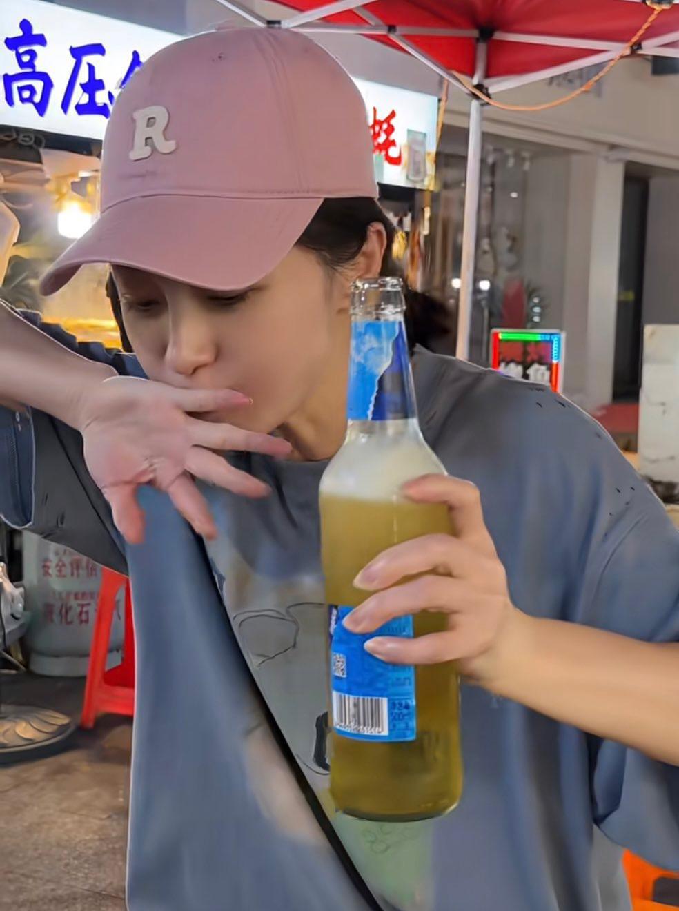 44岁姚笛回家乡深夜吃路边摊，竟然无人认识！姚笛感慨说：现在终于明白了，人真的