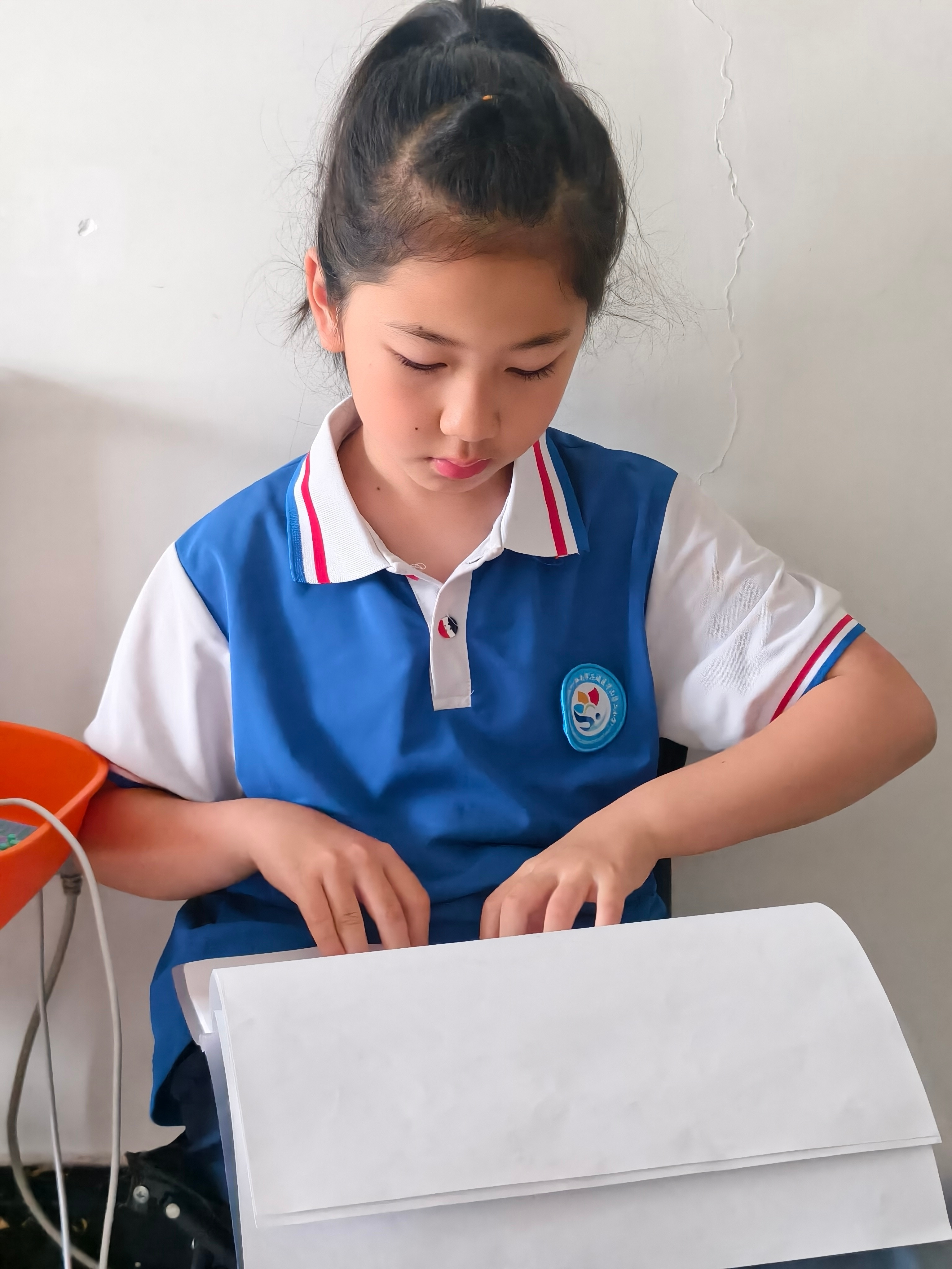 早上吃饭的时候姐姐突然跟我说:妈妈，我们班好几个女同学都说你扎辫子真厉害呀。我听