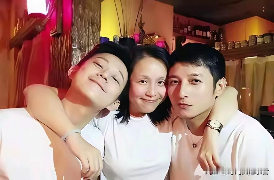 龙丹妮看似哗众取宠，实则是放下身段和员工打成一片，龙丹妮一直都很喜欢素颜，可以看