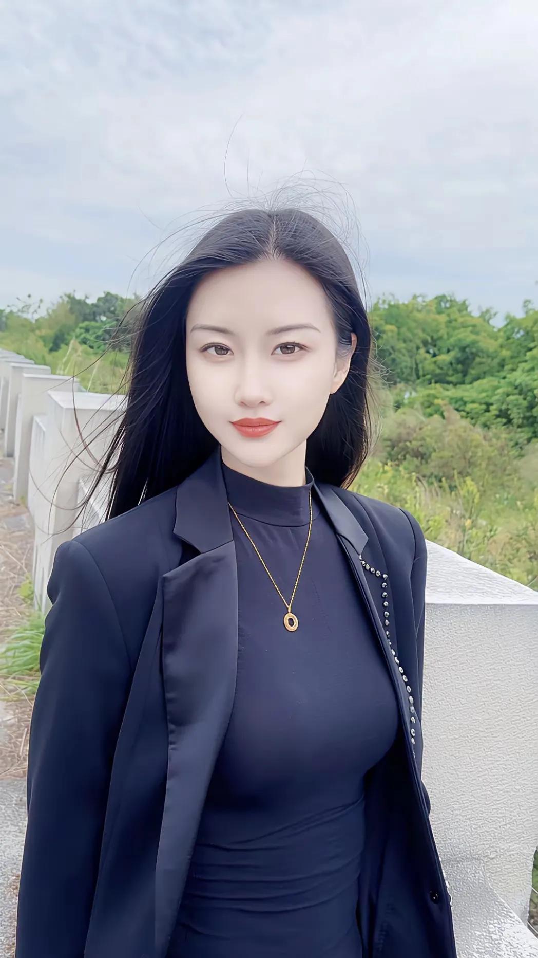 潮汐推着月光上岸，贝壳里藏着一句未说完的晚安，被浪花卷回深海。