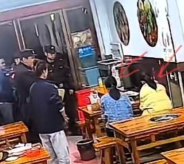 这年头真是什么人都有，吃霸王餐还能这么理直气壮！两位年轻姑娘吃完饭磨磨蹭蹭不