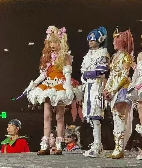 怎么会有人这么像小偷。。。​​​