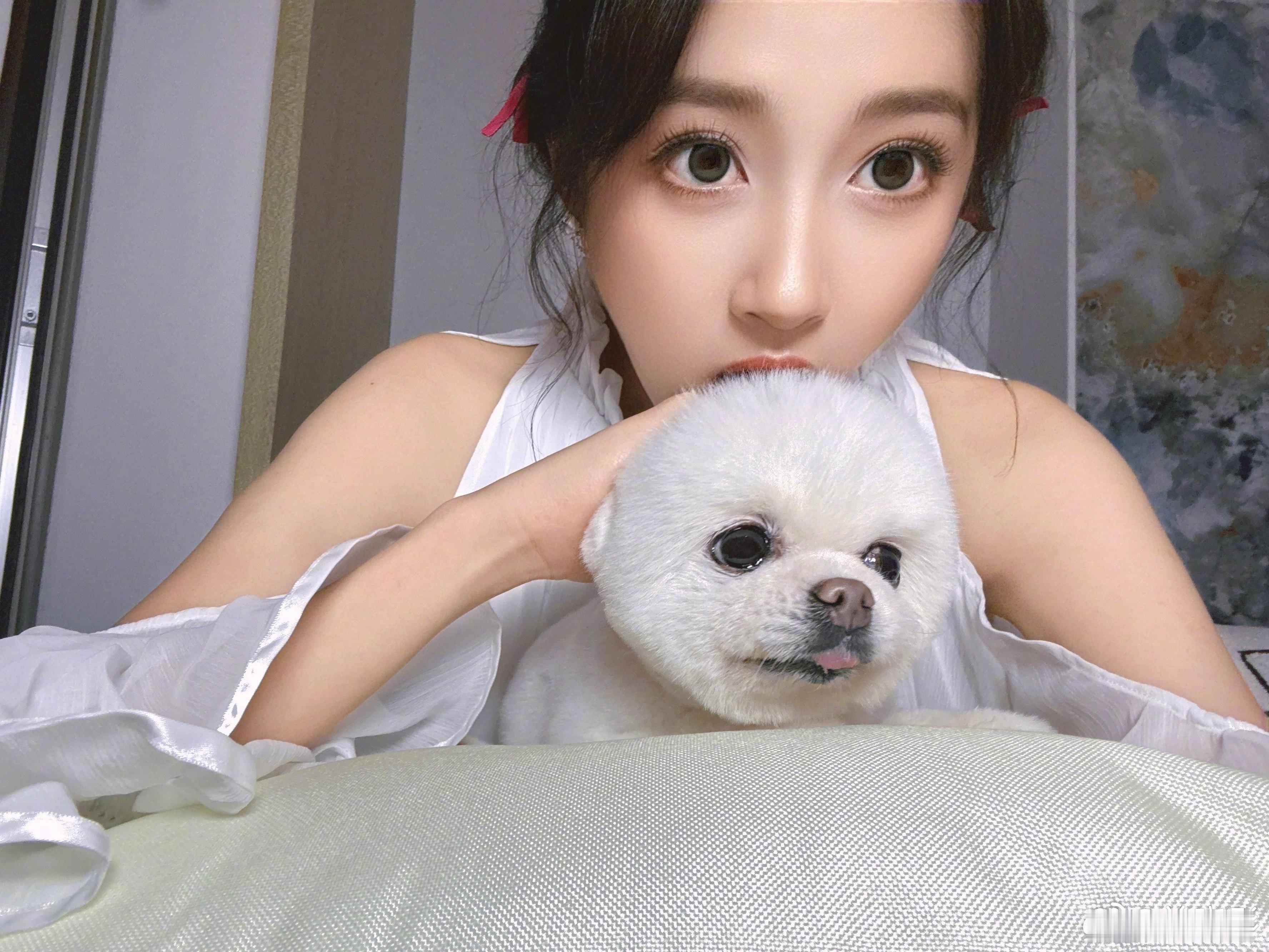 关晓彤和修勾的超萌合拍今日份治愈来自和修勾！她状态超棒超吸睛，修勾歪头杀超讨喜
