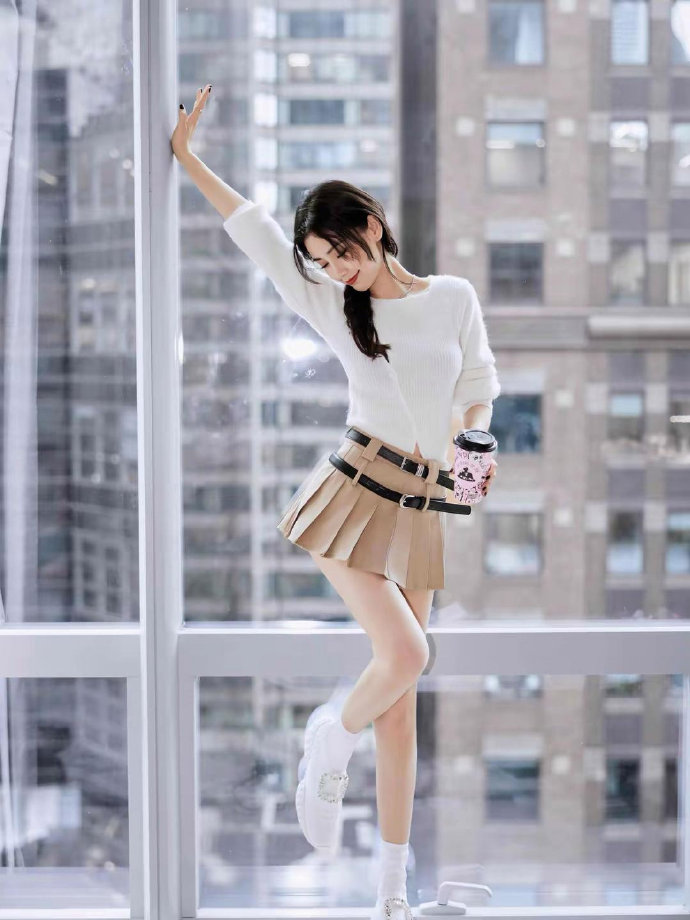 杨颖白色上衣短裙写真，活力满满！你觉着这套怎么样