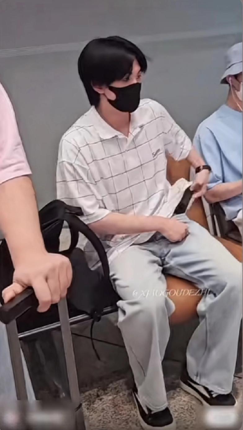 萌萌旁边这位不是吴垚滔嘛他穿格子衣服，萌萌还是那身熟悉的上衣和帽子。“勿要