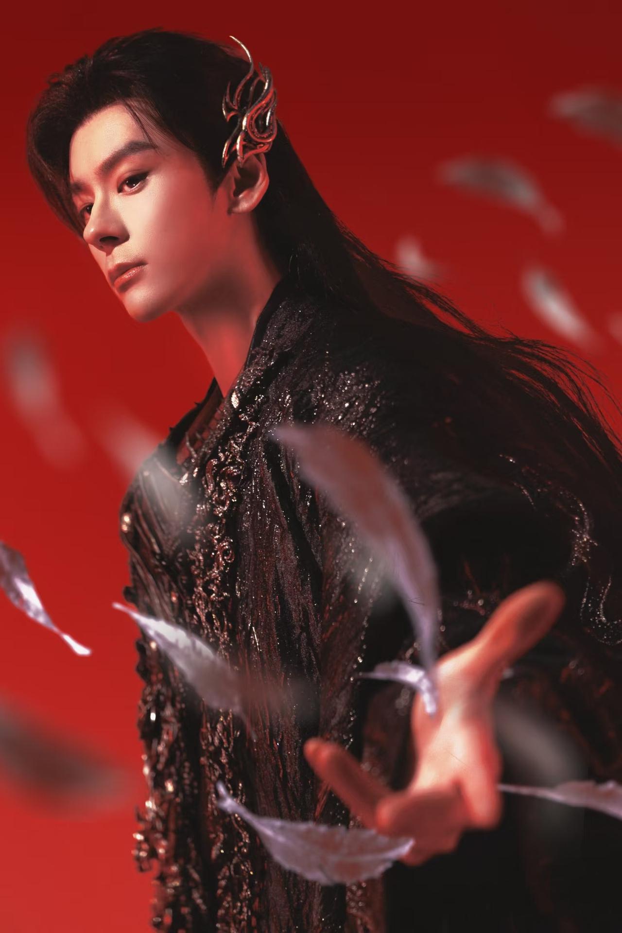 《白日提灯》原来剧里最厉害的反派一直藏在贺思慕身边！在蕞近几集里，贺思慕这个