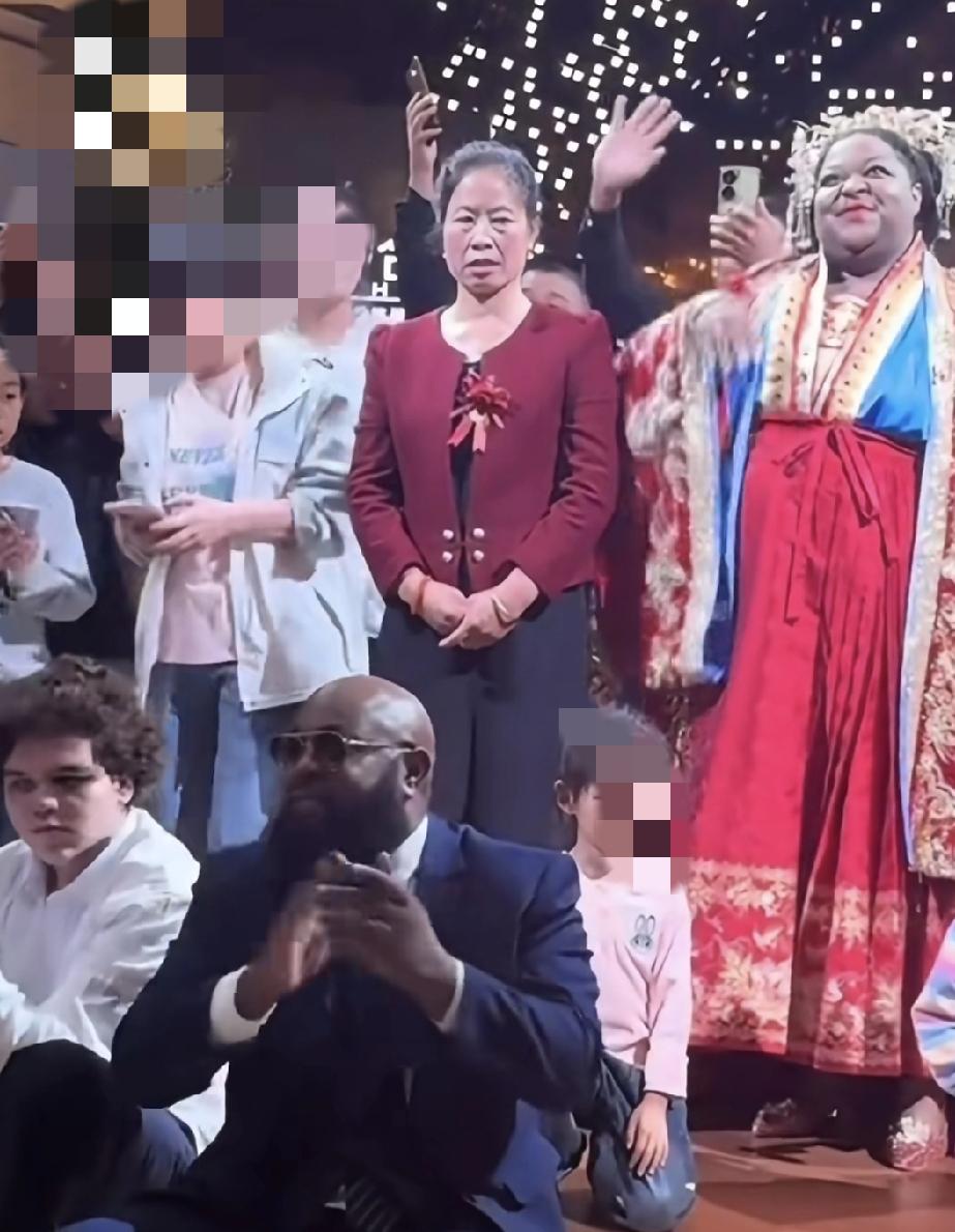 这个美国外教应该是没啥婆媳问题，婚礼上连拍合照她婆婆都站得离她远远的，一脸想钻地
