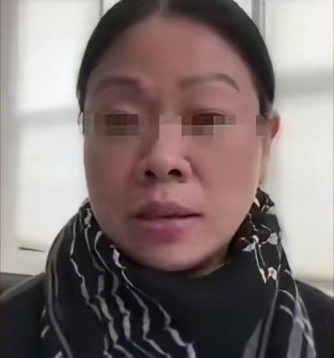 华裔女高管袁·李在纽约健身房因腰系巴勒斯坦头巾被犹太男子当众质问“是否支持恐怖主义”，争吵中她骂出“