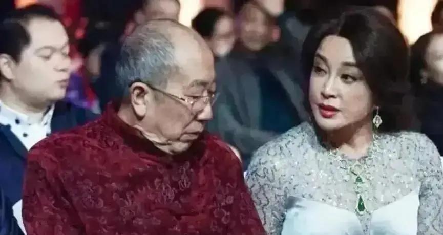 70岁刘晓庆被陌生男子贴身，她一个动作让全网沉默。不是后退，是收腹夹腿后撤半步