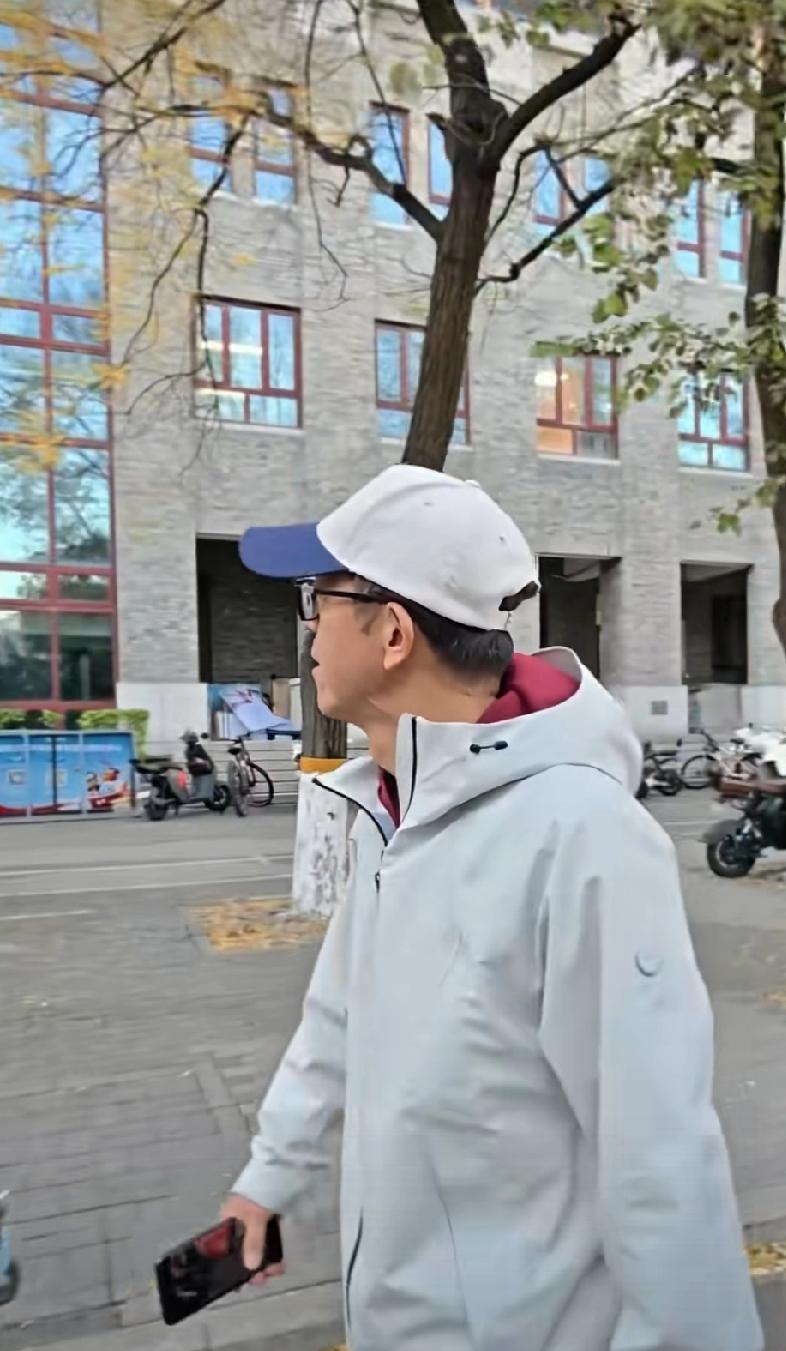 俞敏洪又上热搜了，这次不是因为鸡汤，而是因为“小作文”风波。网友说他装，说他虚