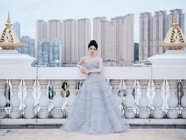 分享娱乐分享娱乐周洁琼穿白色吊带裙宛如公主，行走在花园中夺目璀璨​