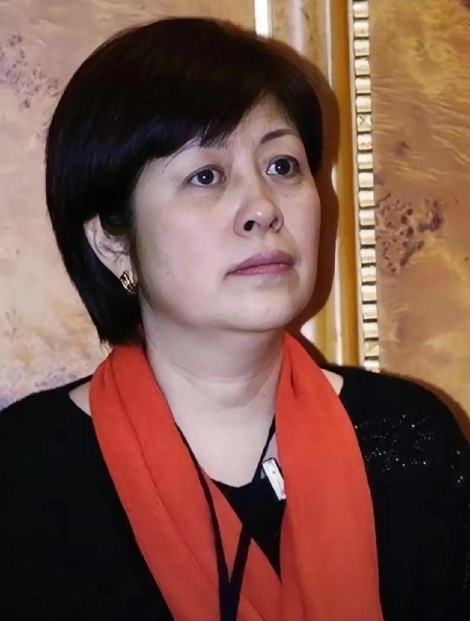 内娱史诗级出走！王京花离开华谊，数十位艺人追随，王中军当场拍桌怒吼