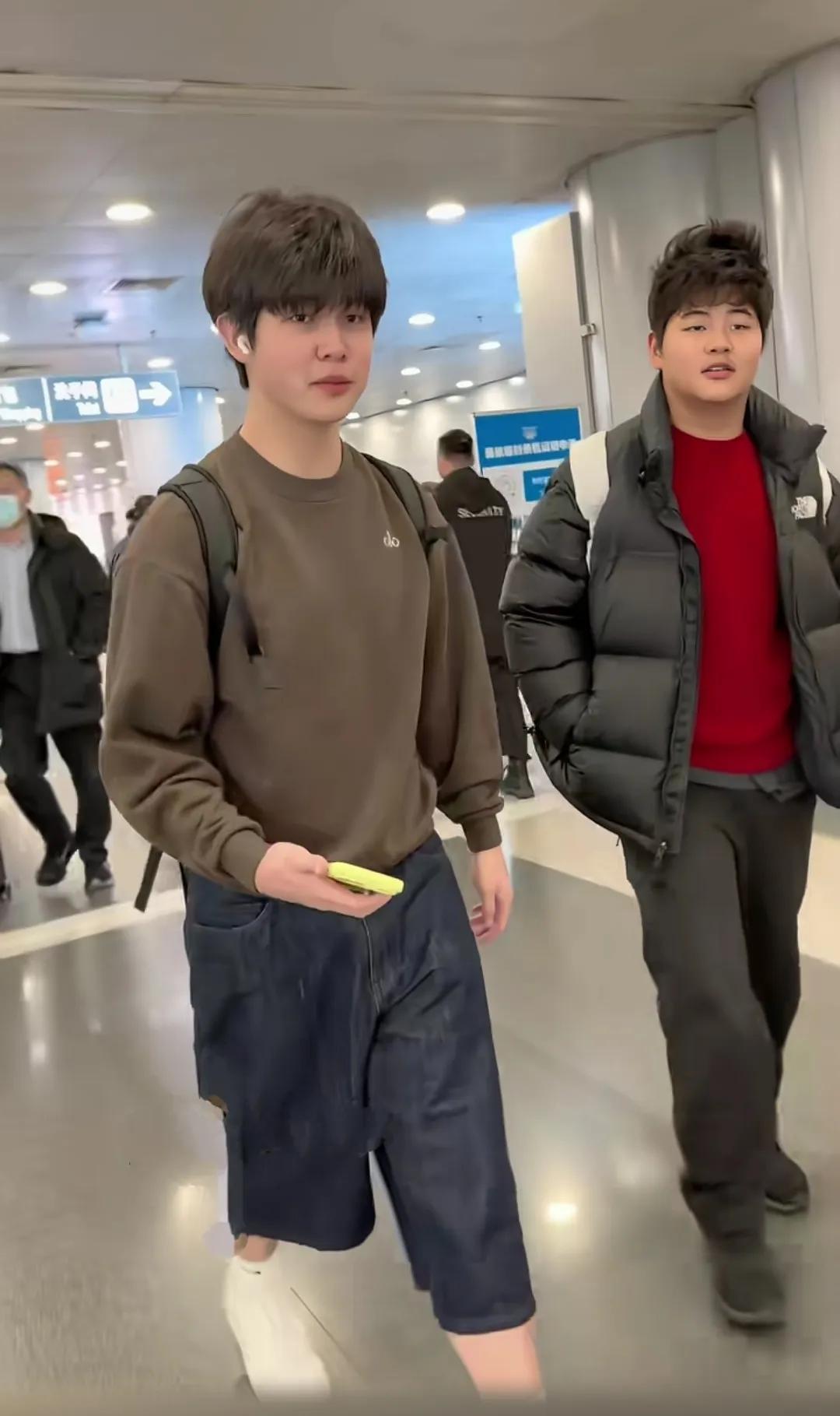 这兄弟俩，等比例长大了哥哥安吉小时候就被网友叫:“东北宋仲基”小鱼儿还是