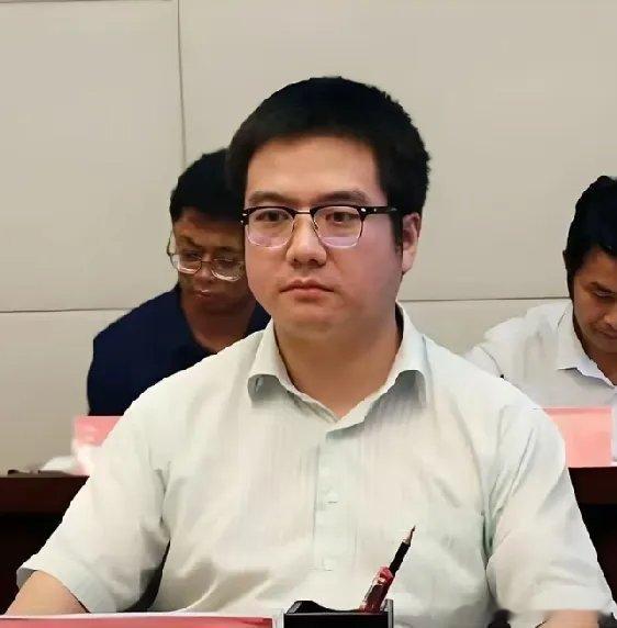 硬刚王建林的那个32岁的年轻县令，落马接受审查，当年和王据理力争的视频曾全网刷屏