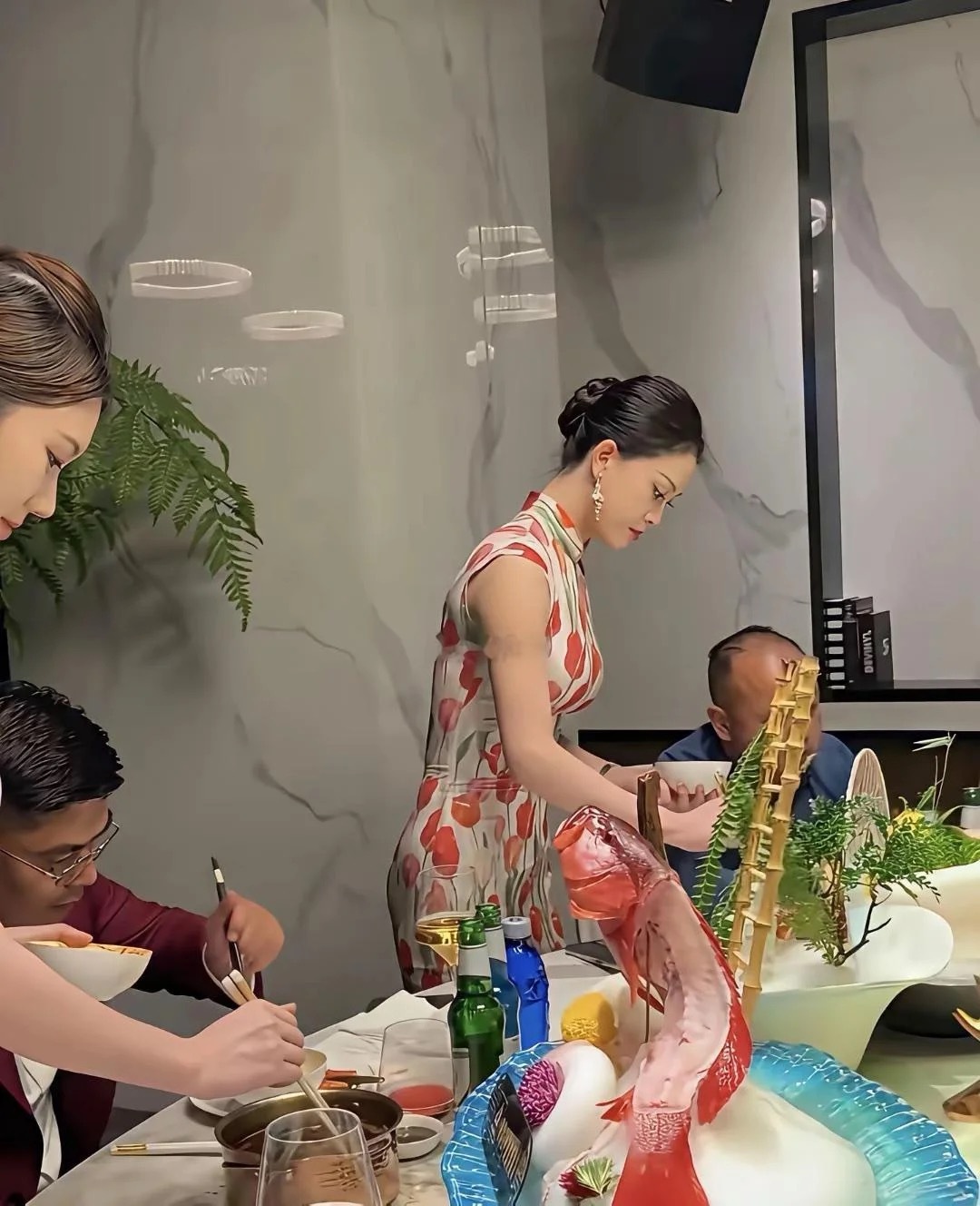 有钱人的世界咋也不懂啊，吃个饭都有人伺候