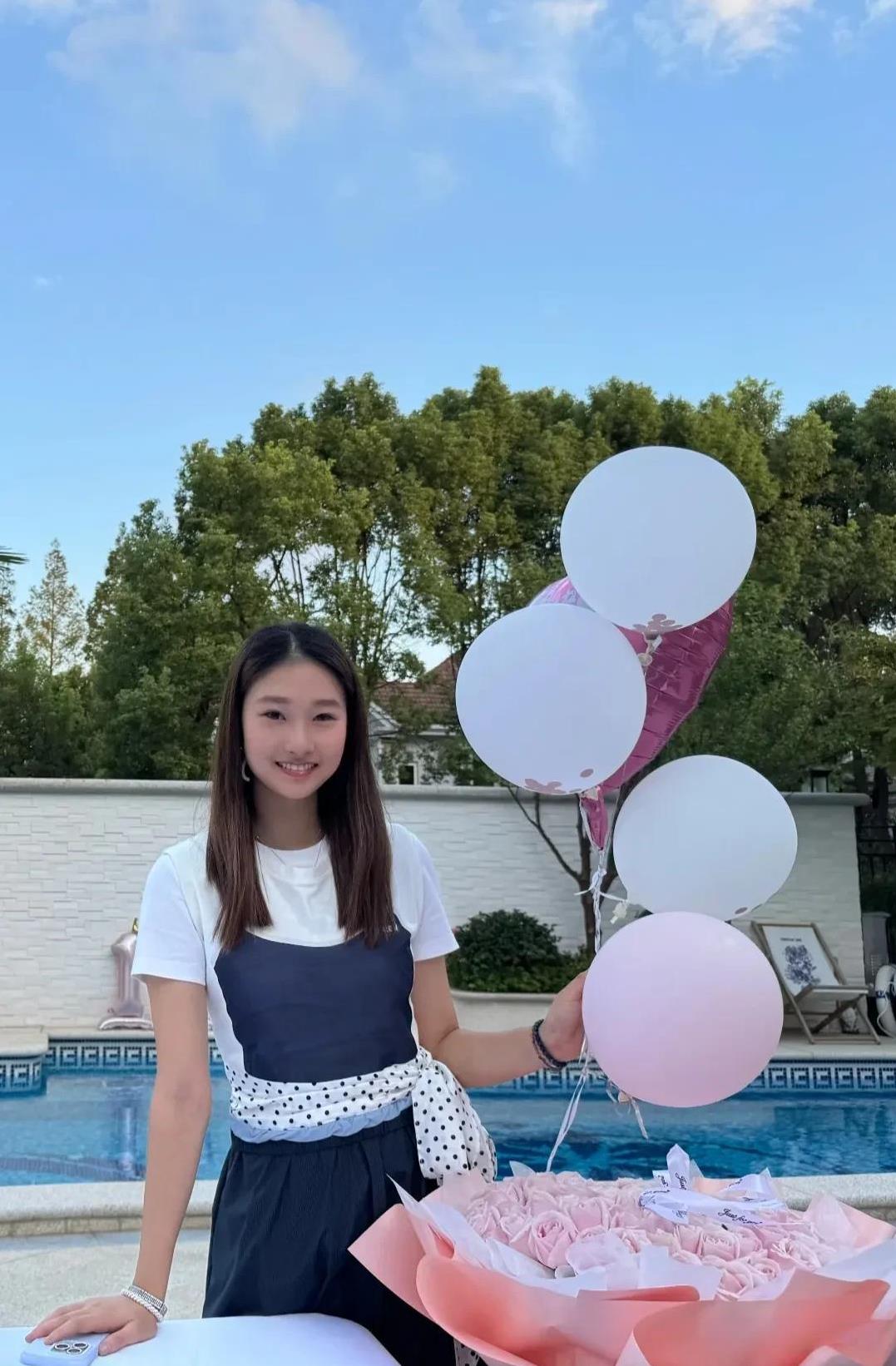 马伊琍女儿文君竹在社交平台晒17岁生日的照片，小姑娘长发披肩，个子高挑，皮肤很白