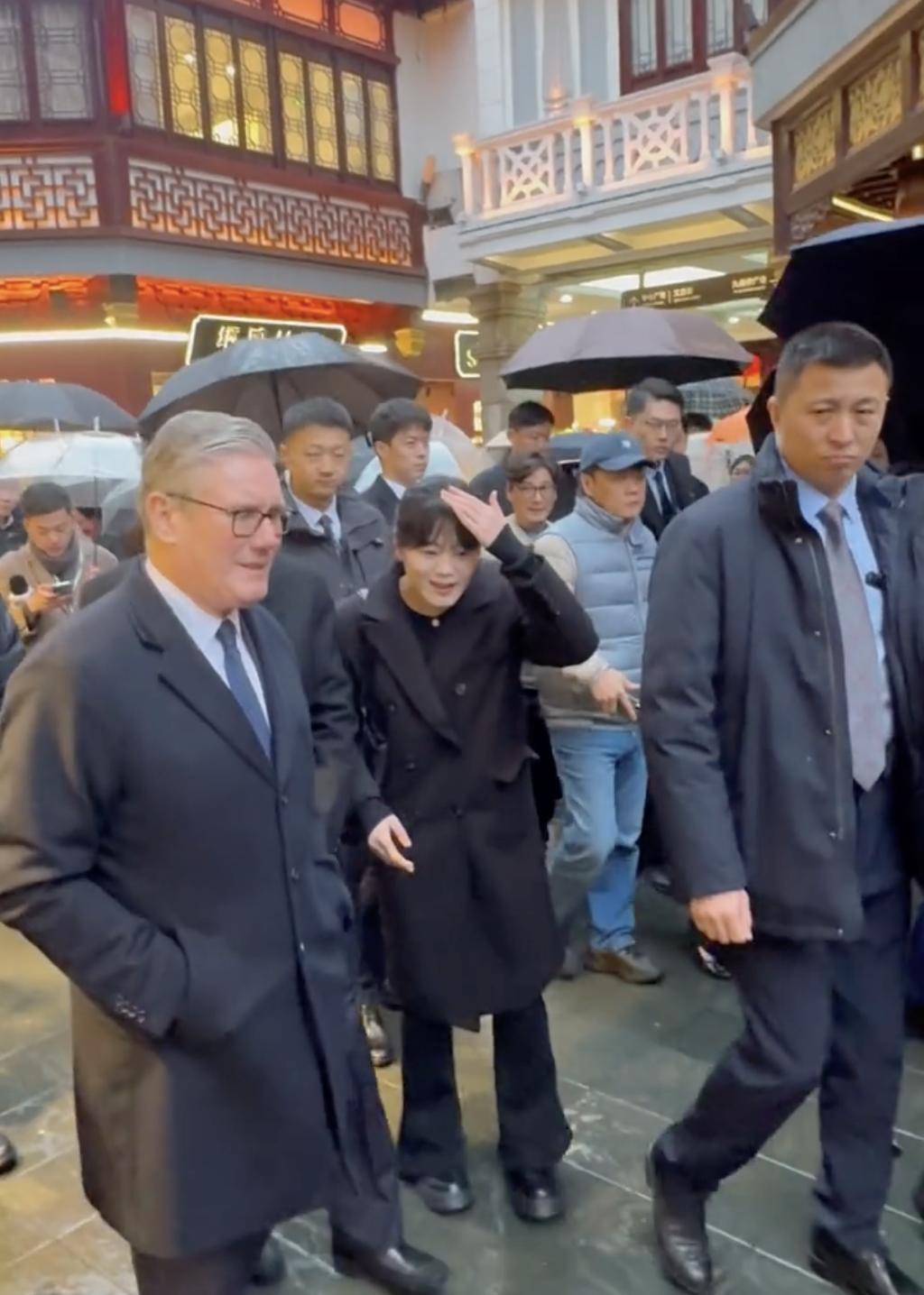 斯塔默冒雨游上海，也没人给打个伞，吃蝴蝶酥，朝圣伊丽莎白1986年品茗的地方！