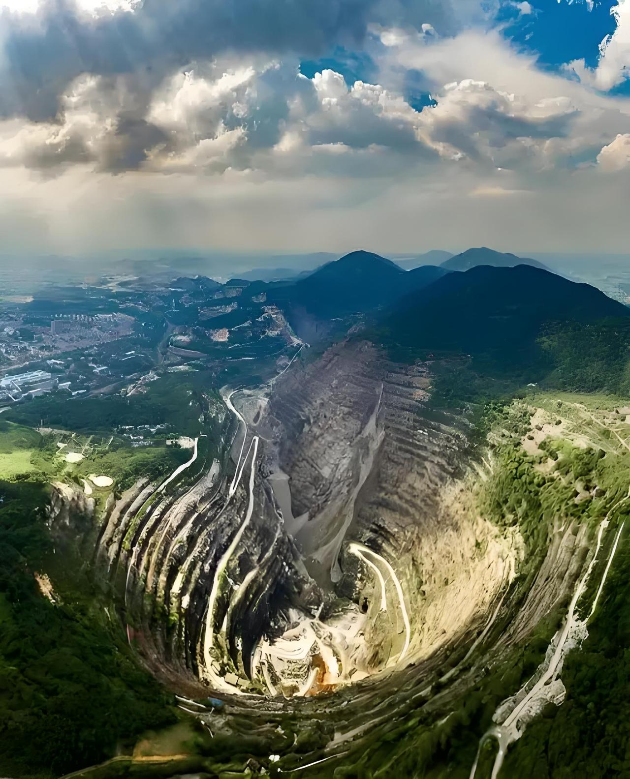 黄石，这座矿业名城，真可谓是一部矿冶传奇。古代，铜绿山产出的铜材撑起社会物质基础