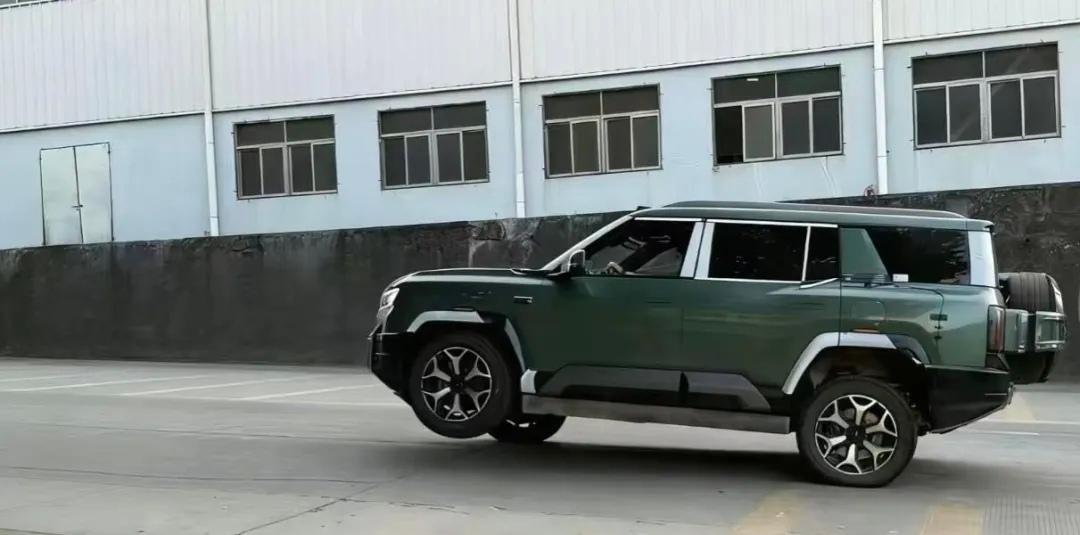 刷到方程豹豹8的实拍图，直接看愣了：一个车轮高高悬空，另外三轮稳稳贴地，车身纹丝