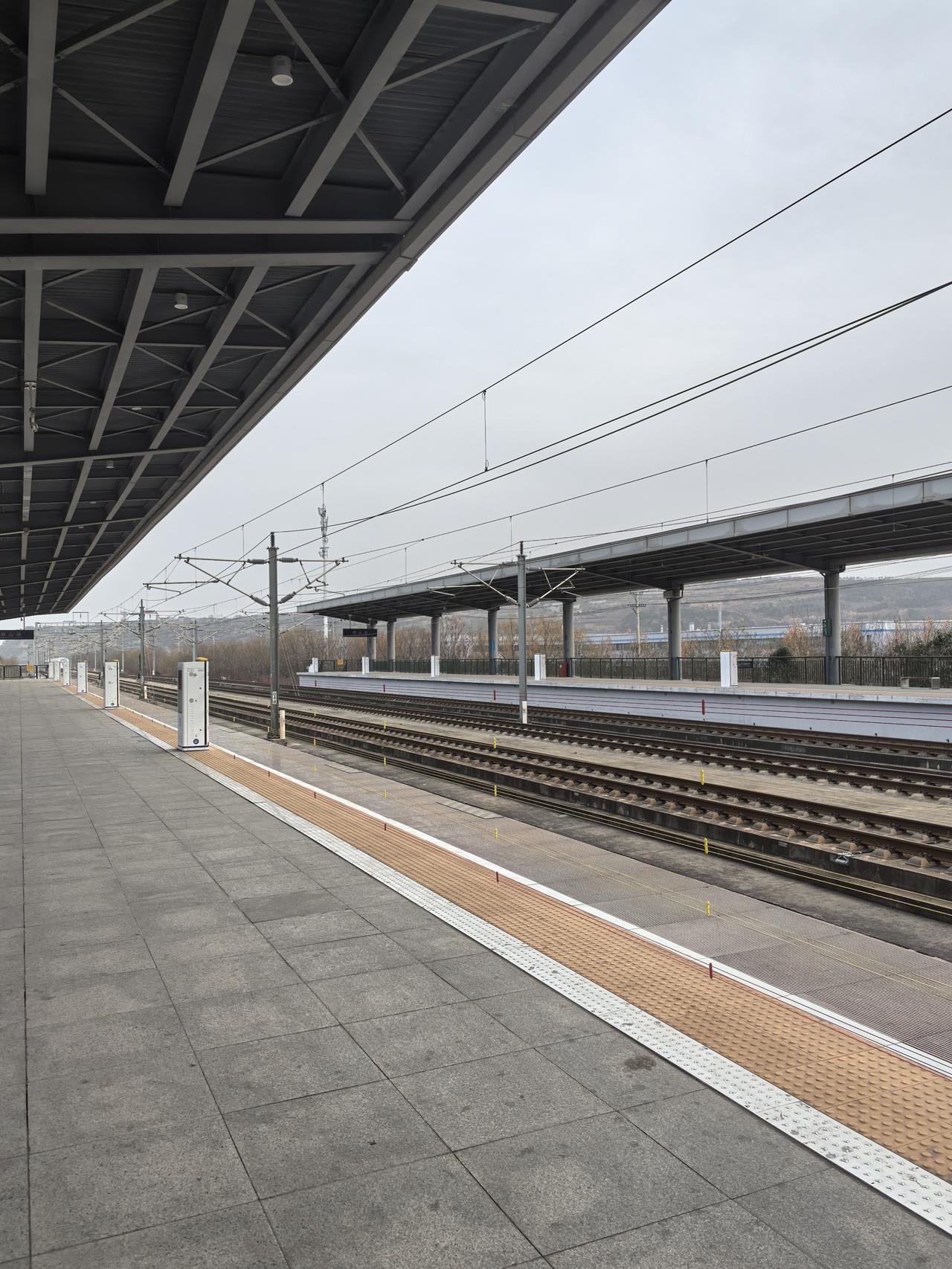 在岐山县高铁站，惊现新“物件”。站台上已经没有了往日上车前，工作人员拿着喇叭东