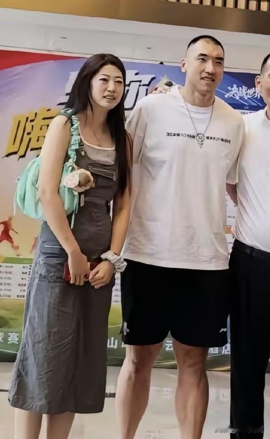 山东男篮小鲨鱼陶汉林去年结婚了！妻子身高一米九，不是前女友杨方旭，而是这位低调的