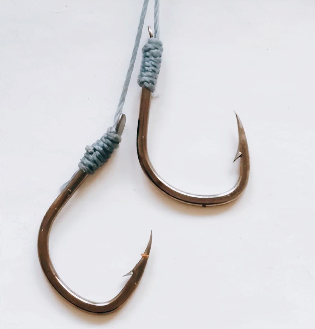 乾隆年间，一个小孩误吞鱼钩，母亲心急一拽，没想到勾得更紧了！鱼钩尖带着倒刺扎