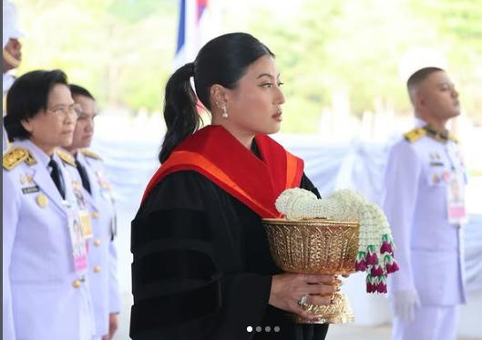 泰国小公主思蕊梵的命真的不是一般的好，泰王玛哈这么多子女，目前只有她一人陪伴在身