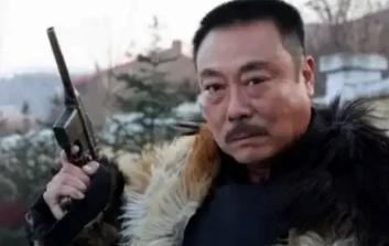 1948年，一土匪头子在逃命时，摸黑跳进了一农户家。后窗玻璃被撞碎的脆响划破