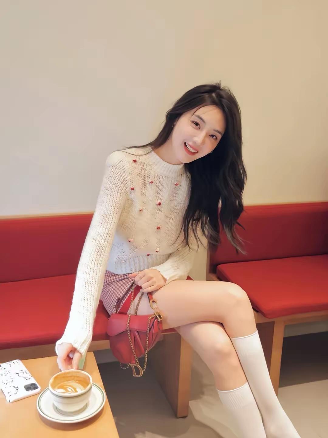 这姑娘在咖啡店喝咖啡，好惬意！