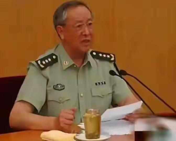 陈炳德上将当过南京军区司令员，还进京担任了总参谋长，地位那么高，可是仔细看他喝水