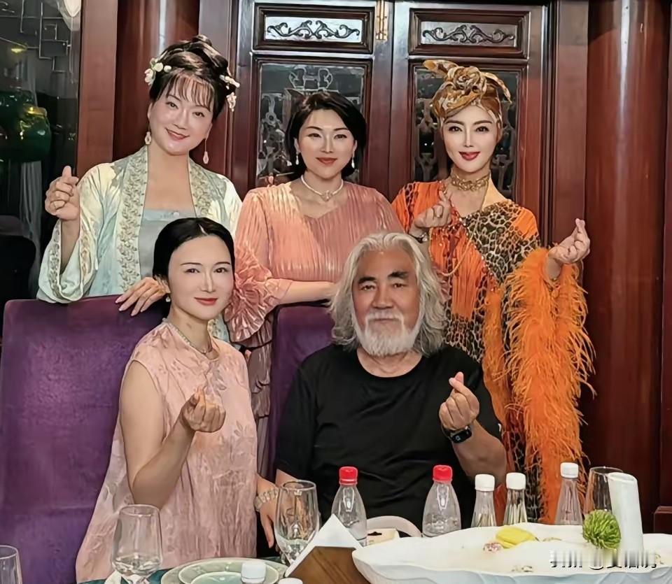 杜星霖姐妹感情真好，张纪中过生日，杜星霖的姐姐，穿着艳丽来祝寿，看着像一只开屏的