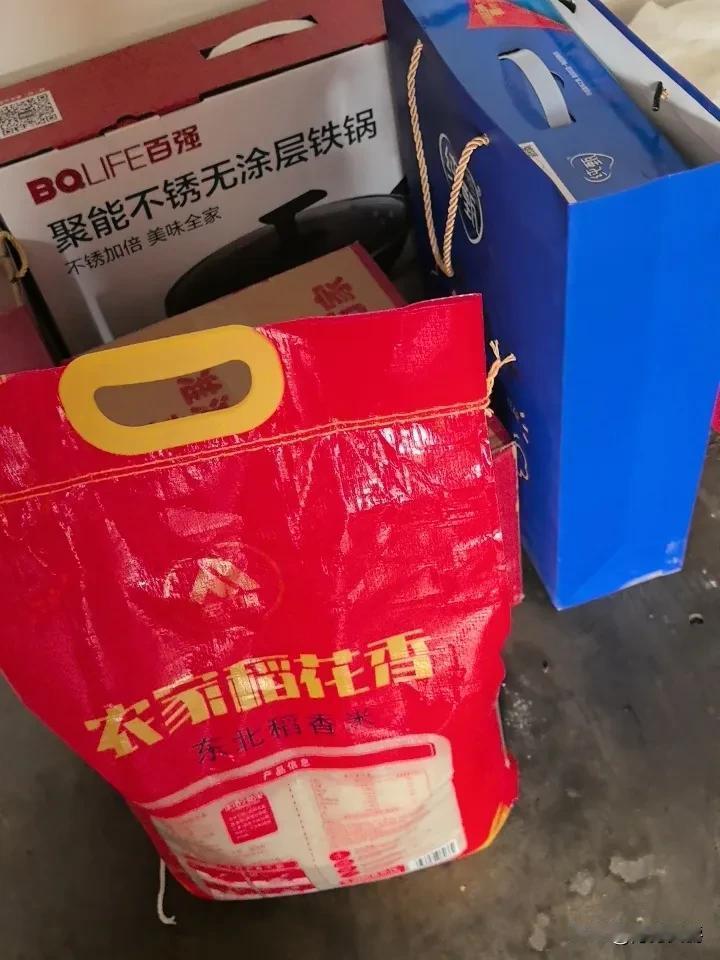 过春节走亲戚真烦，我儿子咋说也不去外婆家，连我自己也不想来回跑走亲戚。待