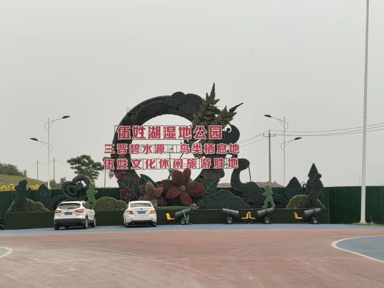 甘孜充电桩旁边，一对老夫妻摇下车窗。“小伙子，去拉萨的路好走吗？晚上住哪儿？”