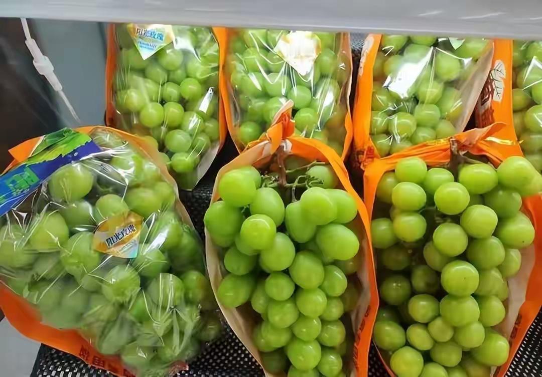 曾经一斤卖到300元的阳光玫瑰，如今路边摊10元就能买3斤，彻底沦为平价水果。培