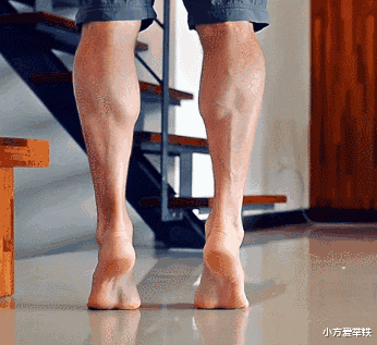 对于小腿增肌或者减脂来说,其实最主要的就是针对我们的小腿三头肌